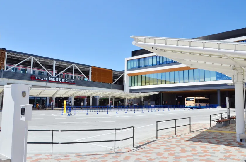 箕面茅野駅前のバスターミナルの写真